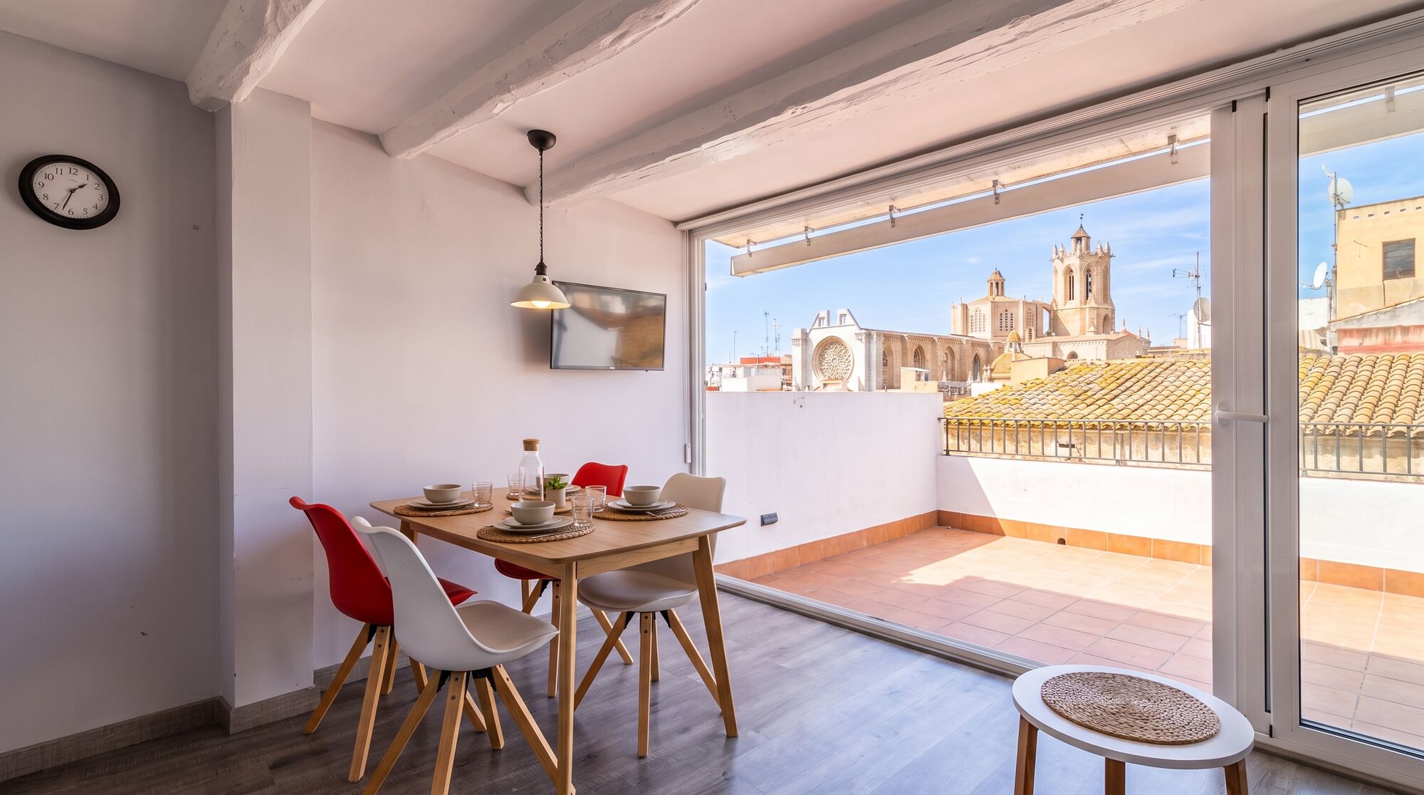Menjador amb terrassa i vistes a la catedral de Tarragona