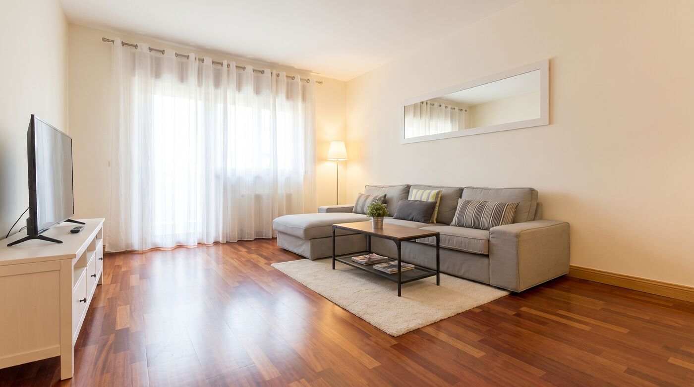 Saló amb sofà i parquet
